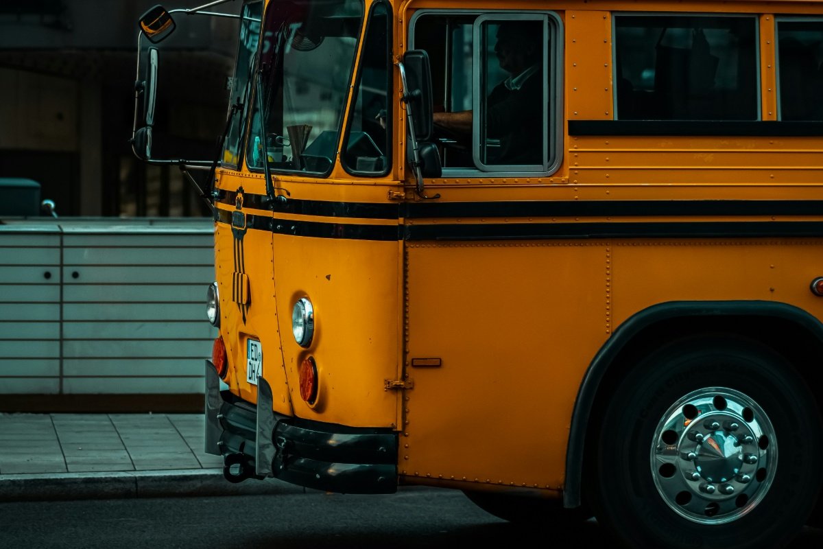 Un conductor jubilado de autobús escolar recuerda su infancia y carrera