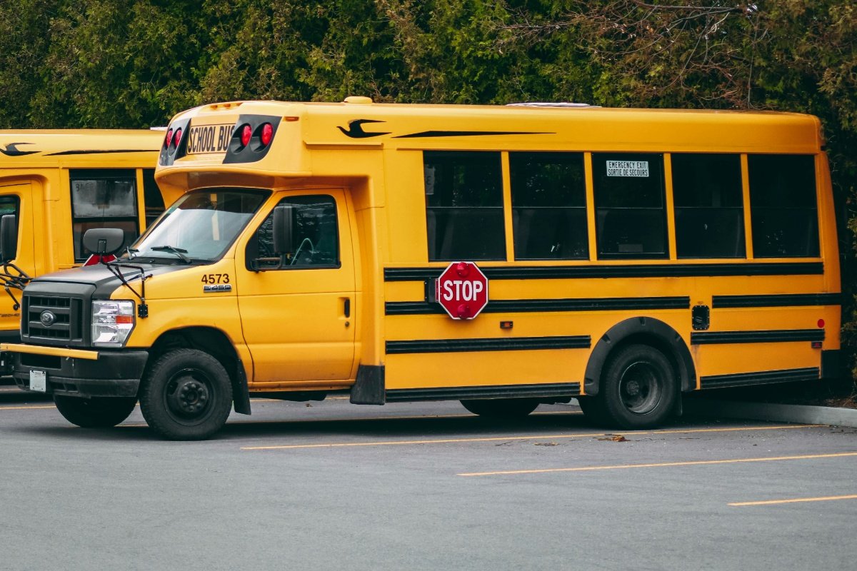 La razón detrás del color amarillo de los autobuses escolares
