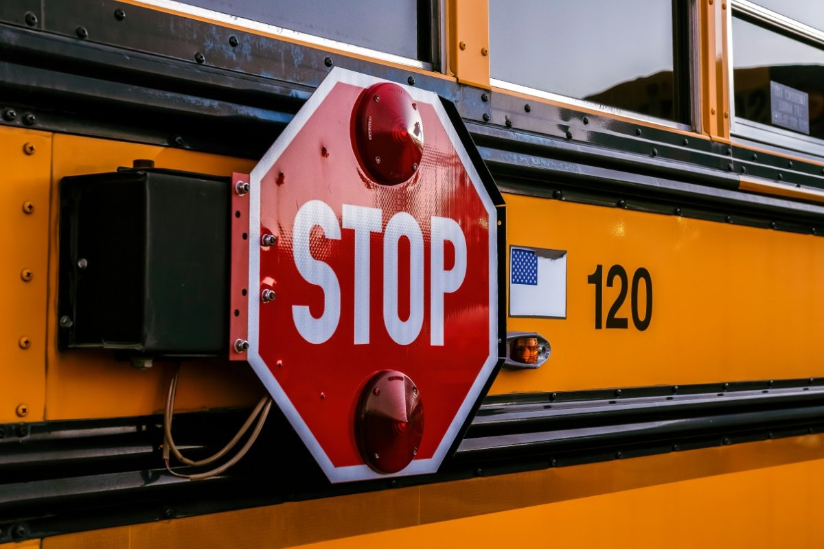 Leyes esenciales sobre las paradas de autobuses escolares que todo conductor debe conocer en 2025: normas que salvan vidas y podrían evitarte una multa de $500