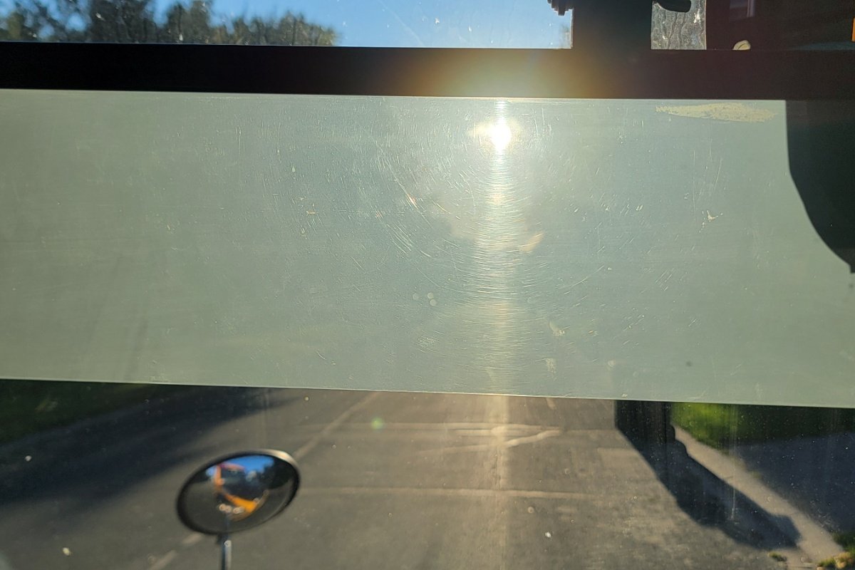 El riesgo oculto de seguridad en los autobuses escolares: viseras inadecuadas y falta de supervisión del DOT
