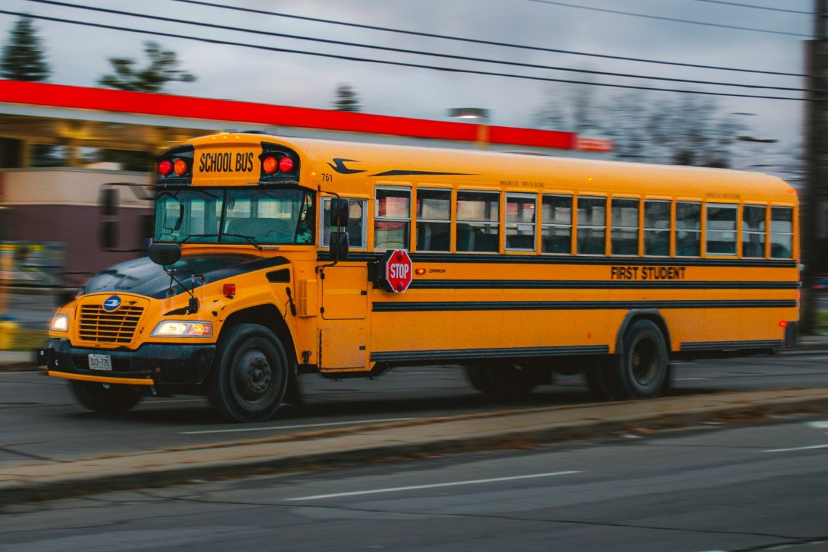 El mandato de Nueva York sobre autobuses escolares eléctricos: metas ambiciosas, un comienzo lento